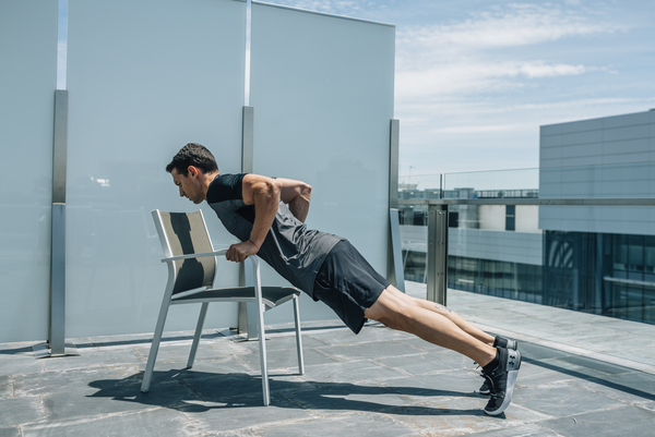 Yo entreno en casa / Día 1: Entrenamiento con sillas