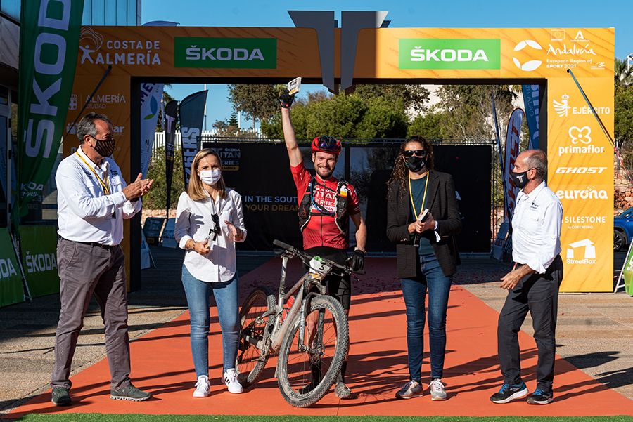 Óscar Pujol y Naima Madlen se llevan la ŠKODA Titan Series Almería (1) Óscar Pujol y Naima Madlen se llevan la ŠKODA Titan Series Almería (1)
