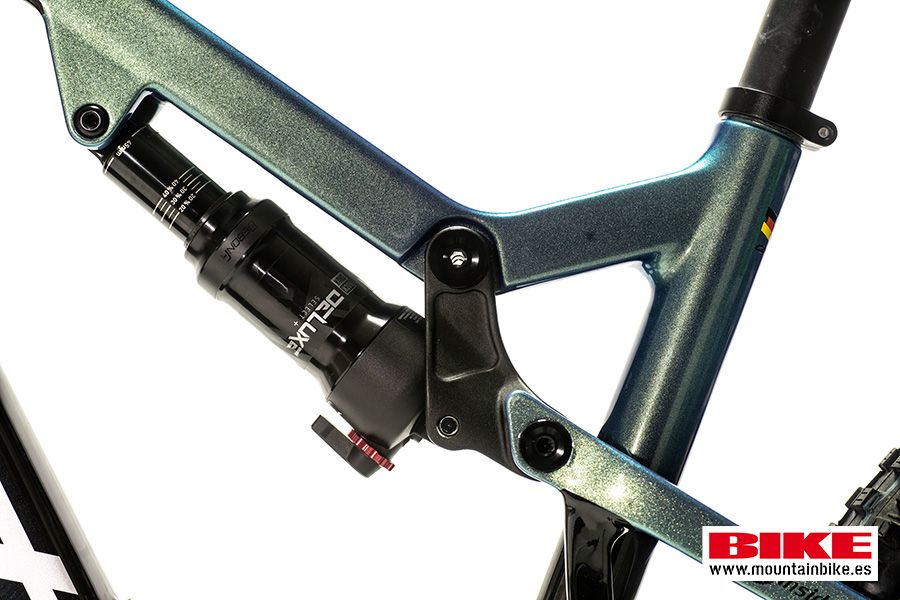 El Rock Shox DeLuxe se coloca invertido para que el apoyo más ancho se haga sobre la bieleta y ganar así en rigidez estructural. Sus marcas de compresión en el émbolo son muy útiles para ajustar el sag con facilidad.