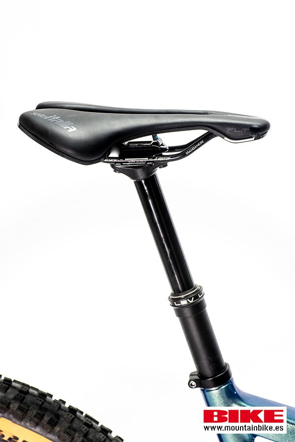 Interesante la elección de una tija con nada menos que 120 mm de desplazamiento, que son bienvenidos en las zonas más complicadas. Para un uso más XC con 100 le habría bastado, pero hablamos de toda una bici de Down Country.