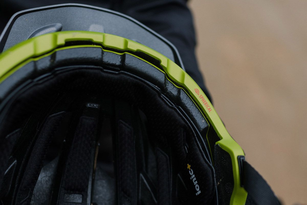 Giro presenta el Merit con sistema Spherical (2)