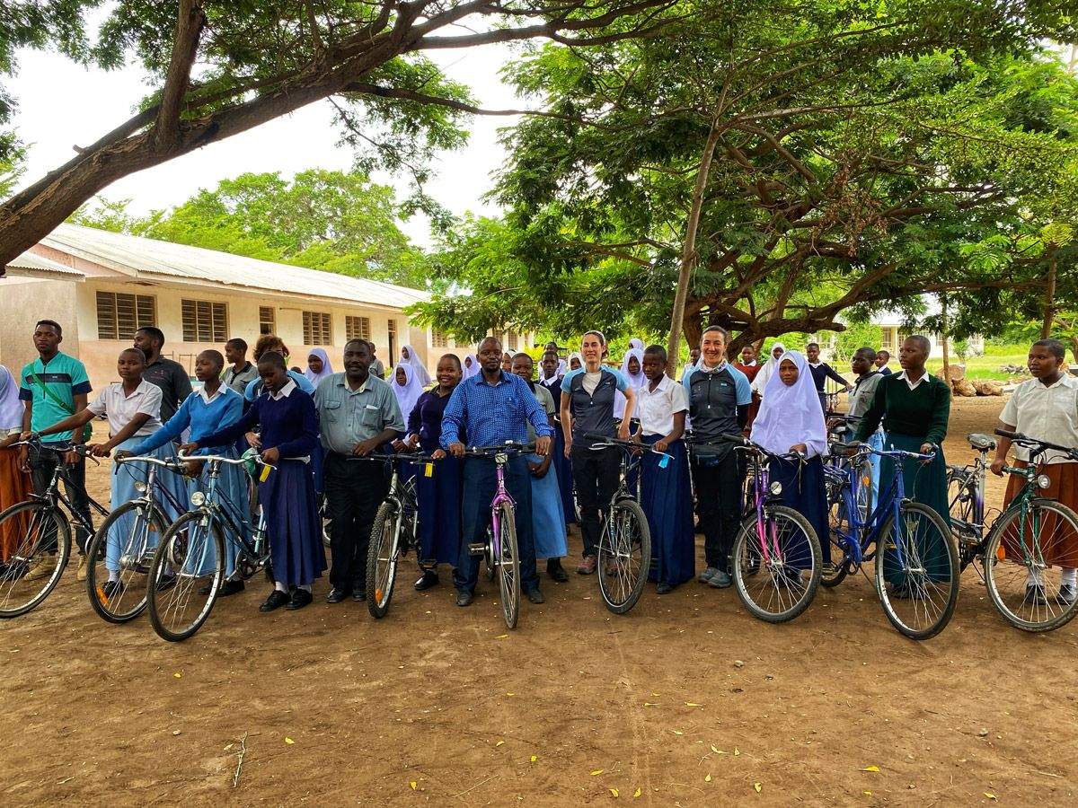 La Magia del Kilimanjaro. Foto con el Director de la escuela TPC en el momento de la asignación de bicicletas