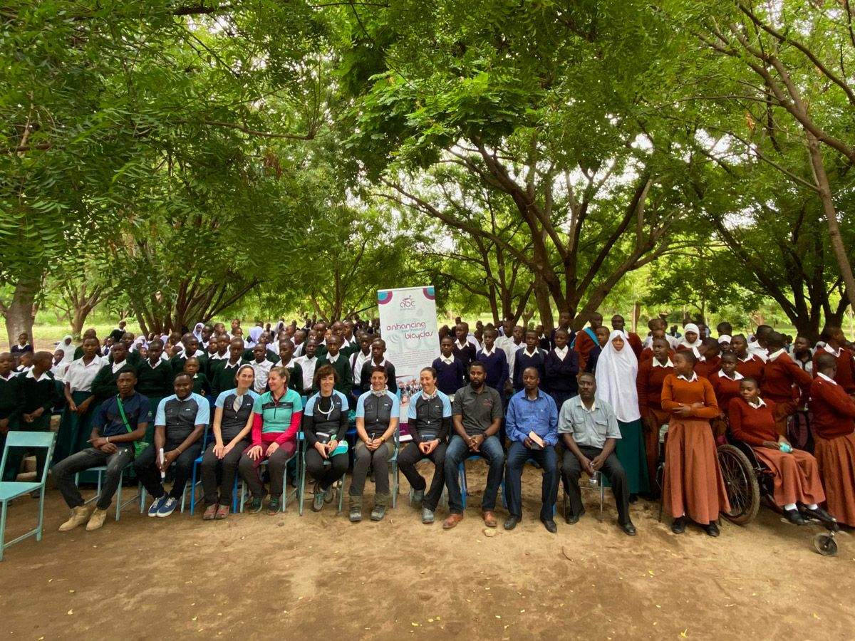 La Magia del Kilimanjaro. Foto tras la participación de todos los ponentes en la visita a la escuela TPC