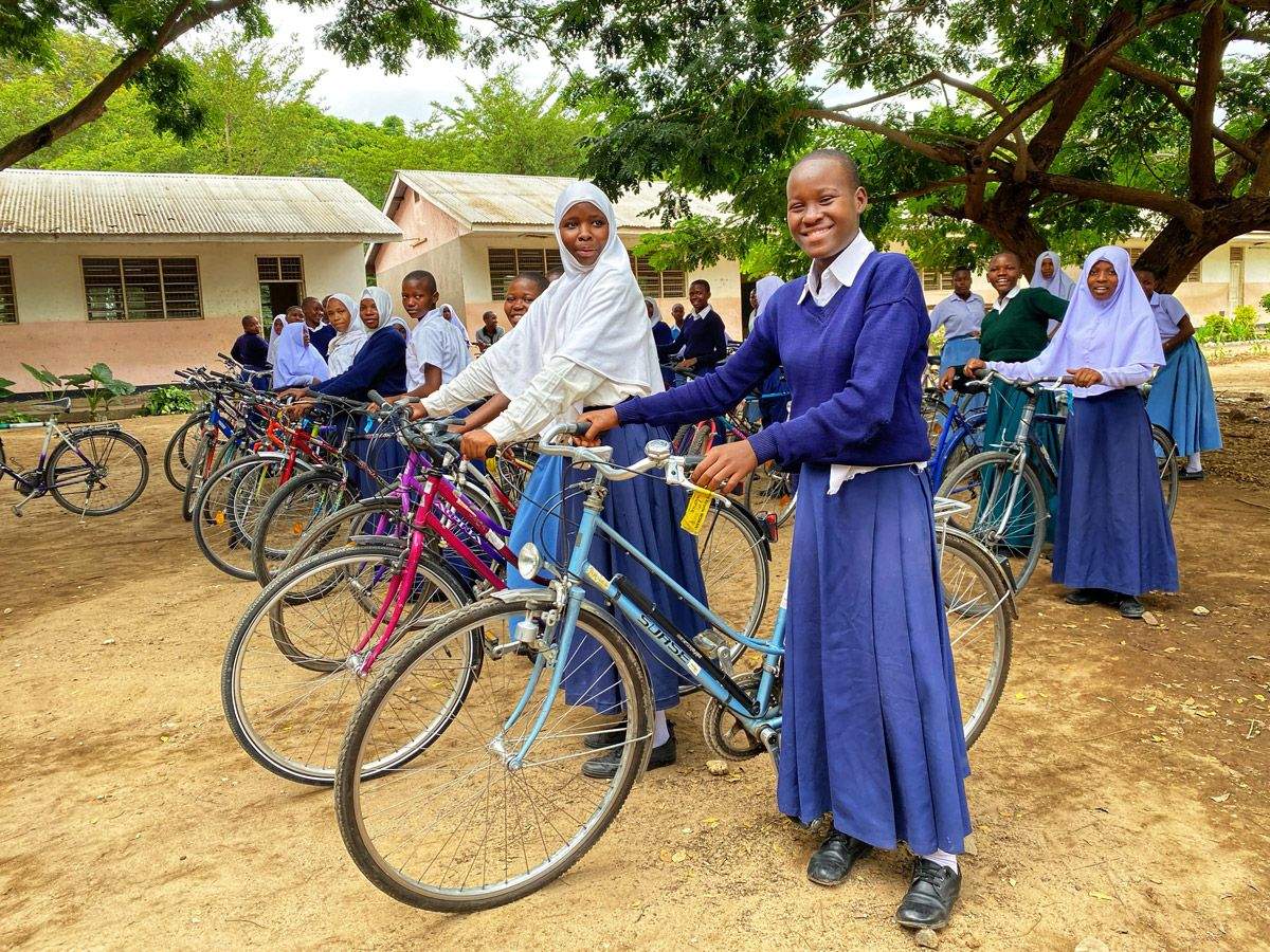 . La Magia del Kilimanjaro. Momento del reparto de las bicicletas a niñas