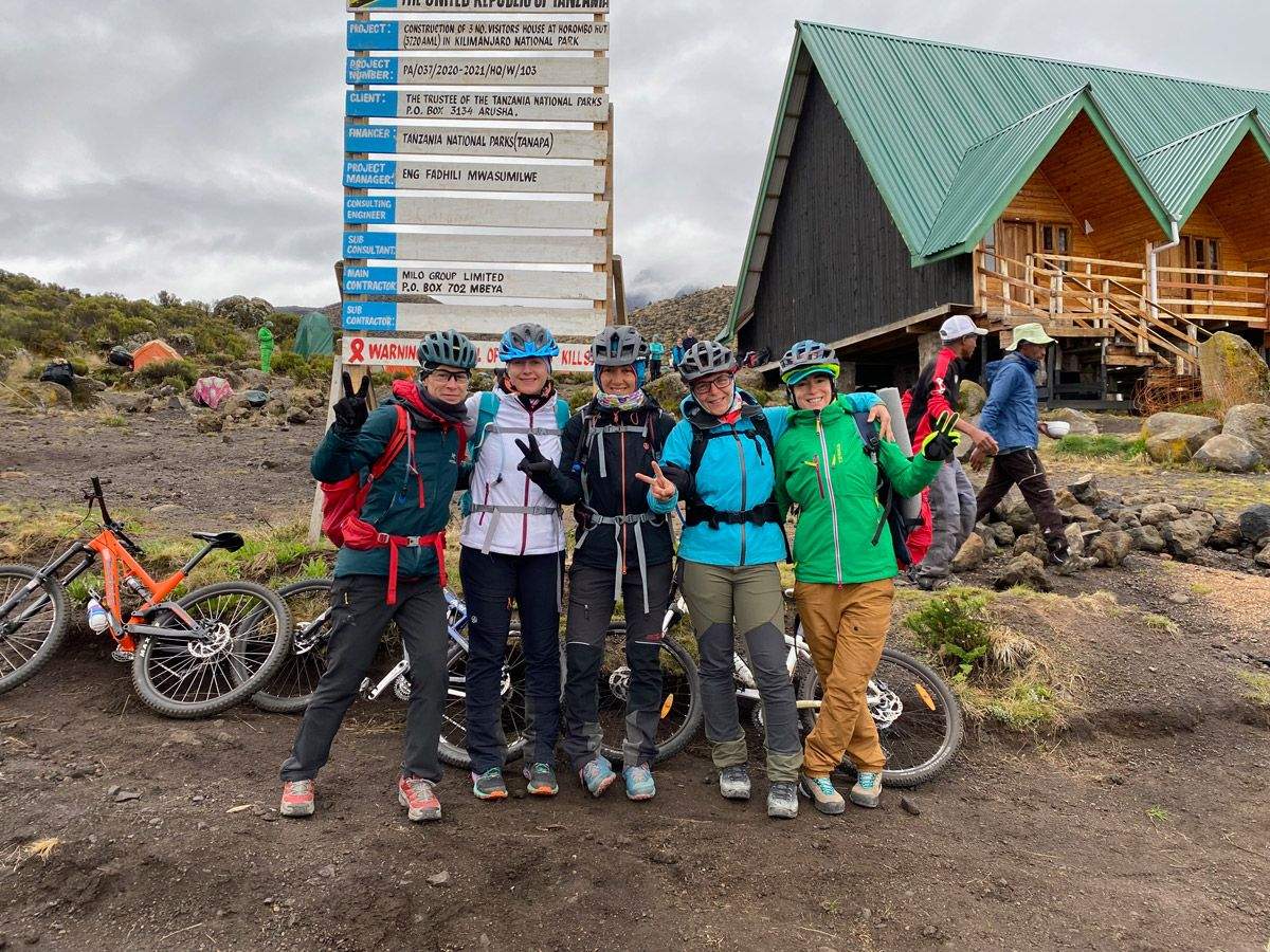 La Magia del Kilimanjaro. El equipo de La Magia del Kilimanjaro en el campamento Horombo