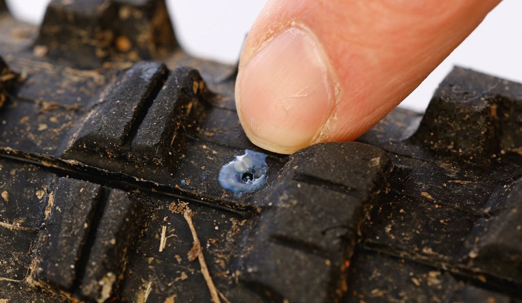 Mecánica. Repara un pinchazo con un kit tubeless Mecánica. Repara un pinchazo con un kit tubeless