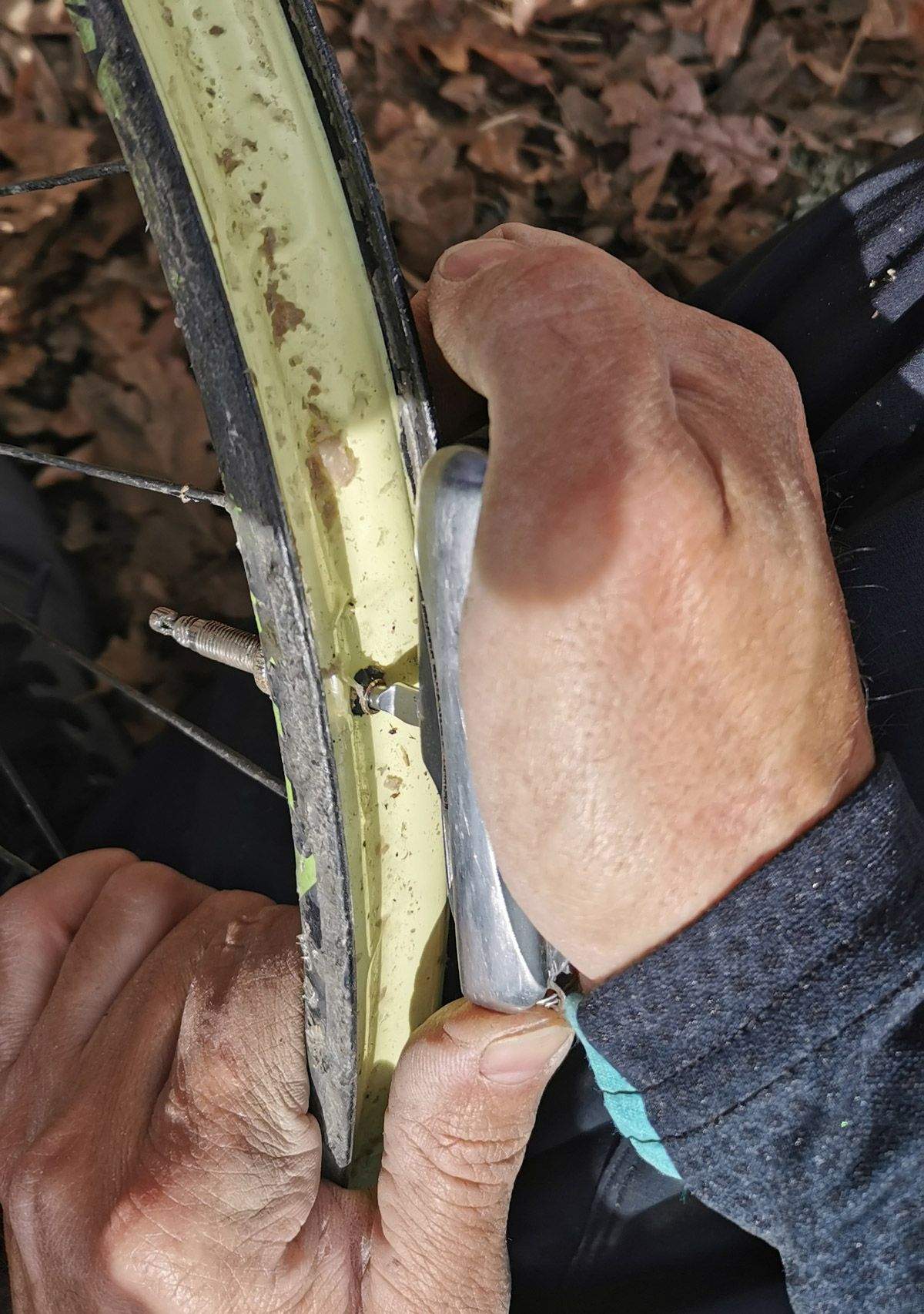 2 maneras extremas de reparar un tubeless 4