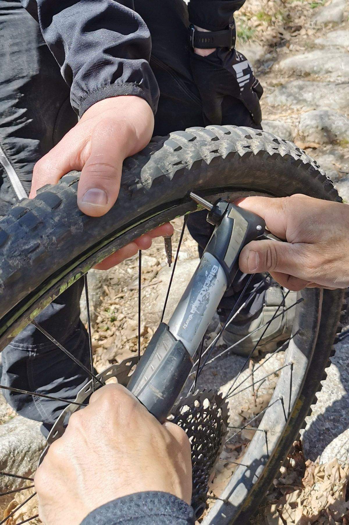 2 maneras extremas de reparar un tubeless 8