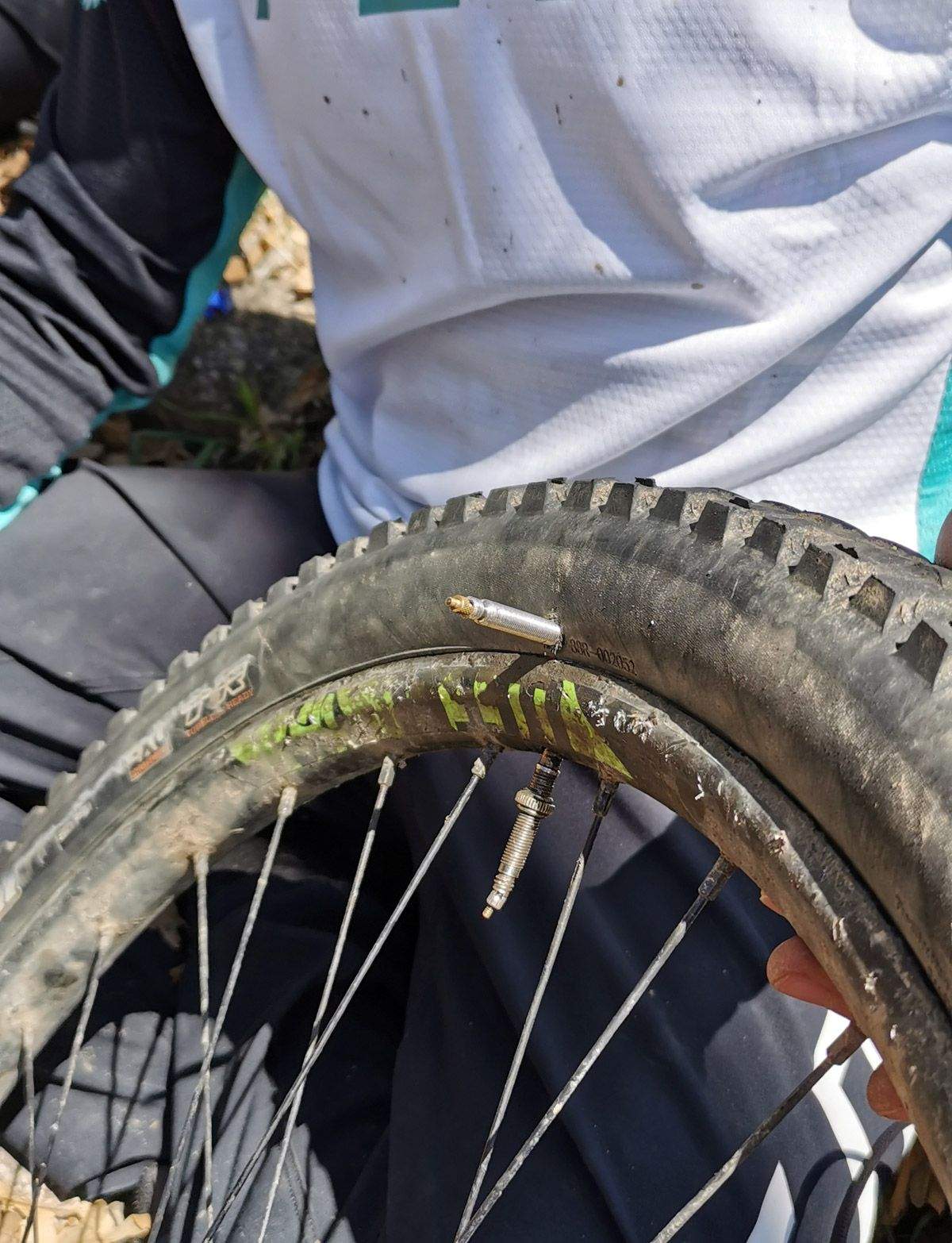 2 maneras extremas de reparar un tubeless 9