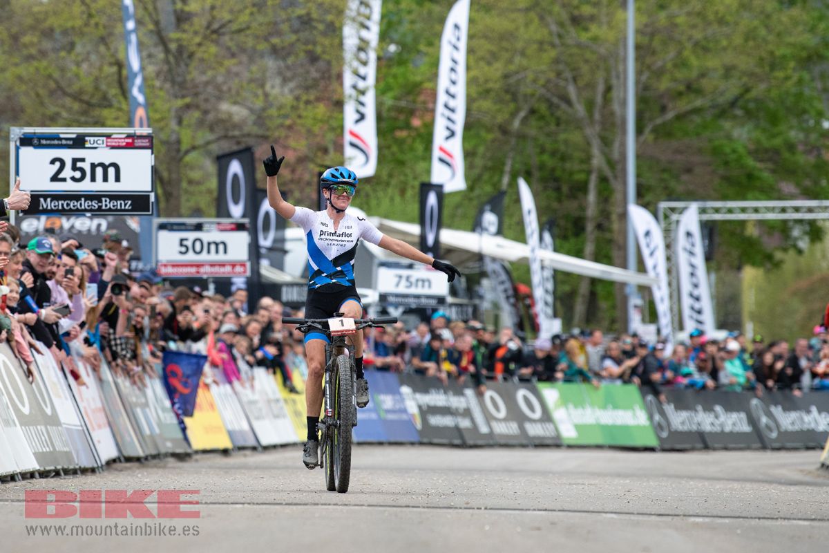 Más feliz que una perdiz. Rebecca McConnell sigue rompiendo el maleficio que la colocaba siempre al borde de la victoria, y este año ya lleva tres de cuatro en copa del Mundo XCC y XCO