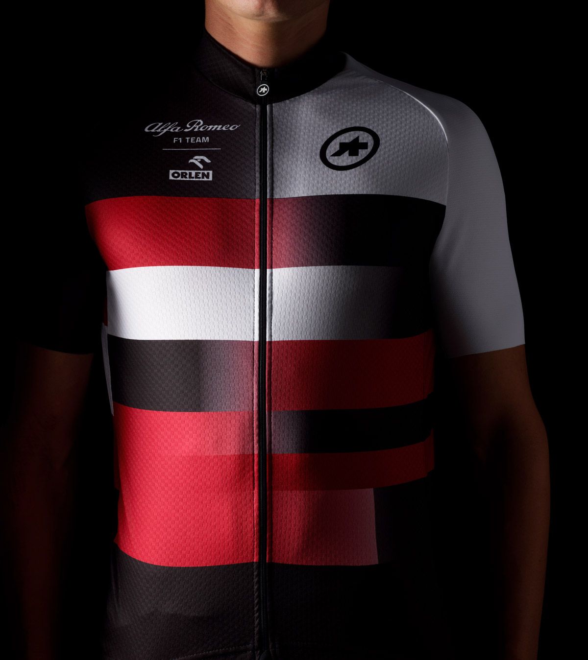 Vístete de Alfa Romeo con ASSOS detalle 2