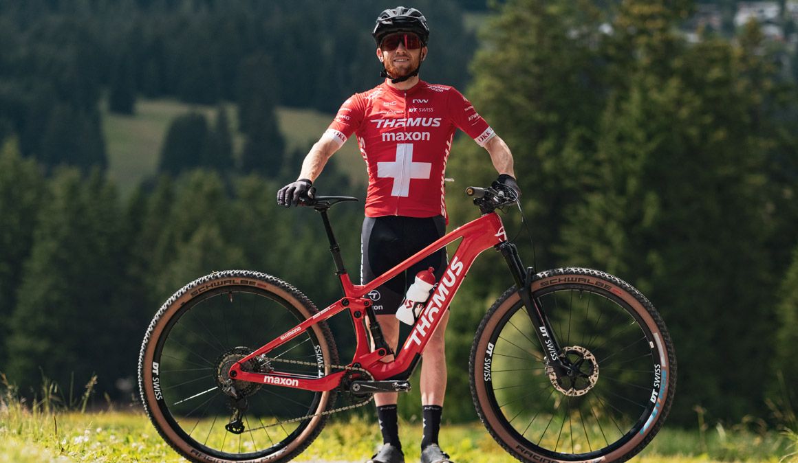 Thömus y Maxon presentan la e MTB más ligera del mundo. Mathias Flückiger con la nueva bici.