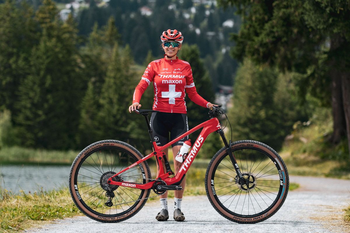 Thömus y Maxon presentan la e MTB más ligera del mundo. Alessandra Keller posando con la nueva Thömus Lightrider Ultimate