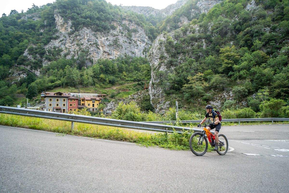 Acabamos de salir de Puente Vidosa, las casas del fondo, empezamos la ruta con una subida por asfalto