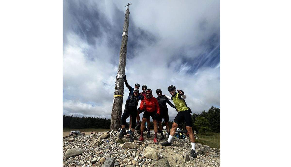 En la Cruz del Perdón en la 5 etapa de la Pilgrim Race 2022