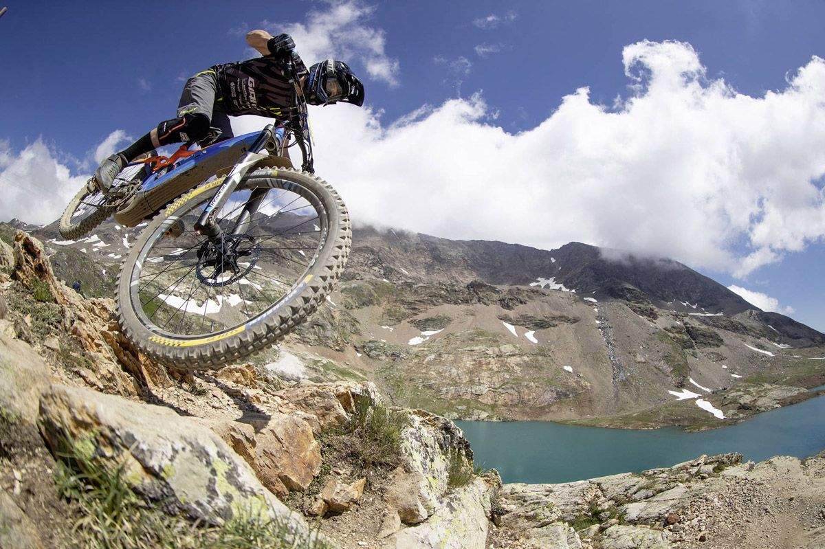 SR SUNTOUR, nueva marca distribuida por COMET  detalle