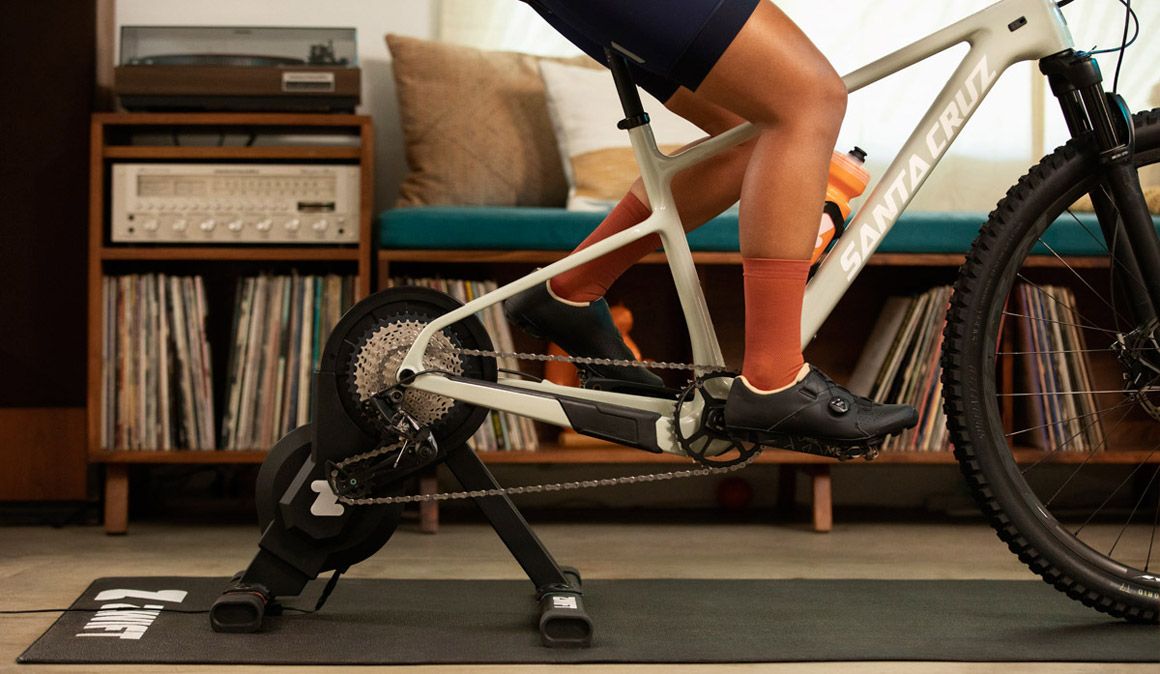 Probamos el Zwift Hub, el primer rodillo inteligente con transmisión directa de la marca Zwift.