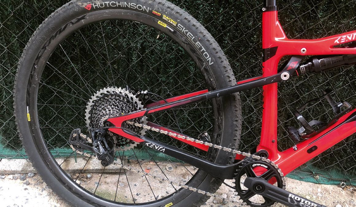 cambiamos de ruedas y vemos que la nueva entra holgada en el cuadro cambiamos de ruedas y vemos que la nueva entra holgada en el cuadro
