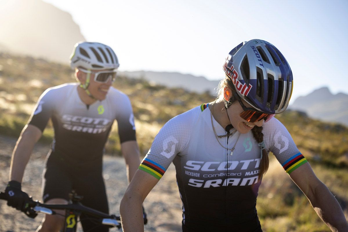 Así son los tres kits de ropa que van a tener en el Scott SRAM (3)
