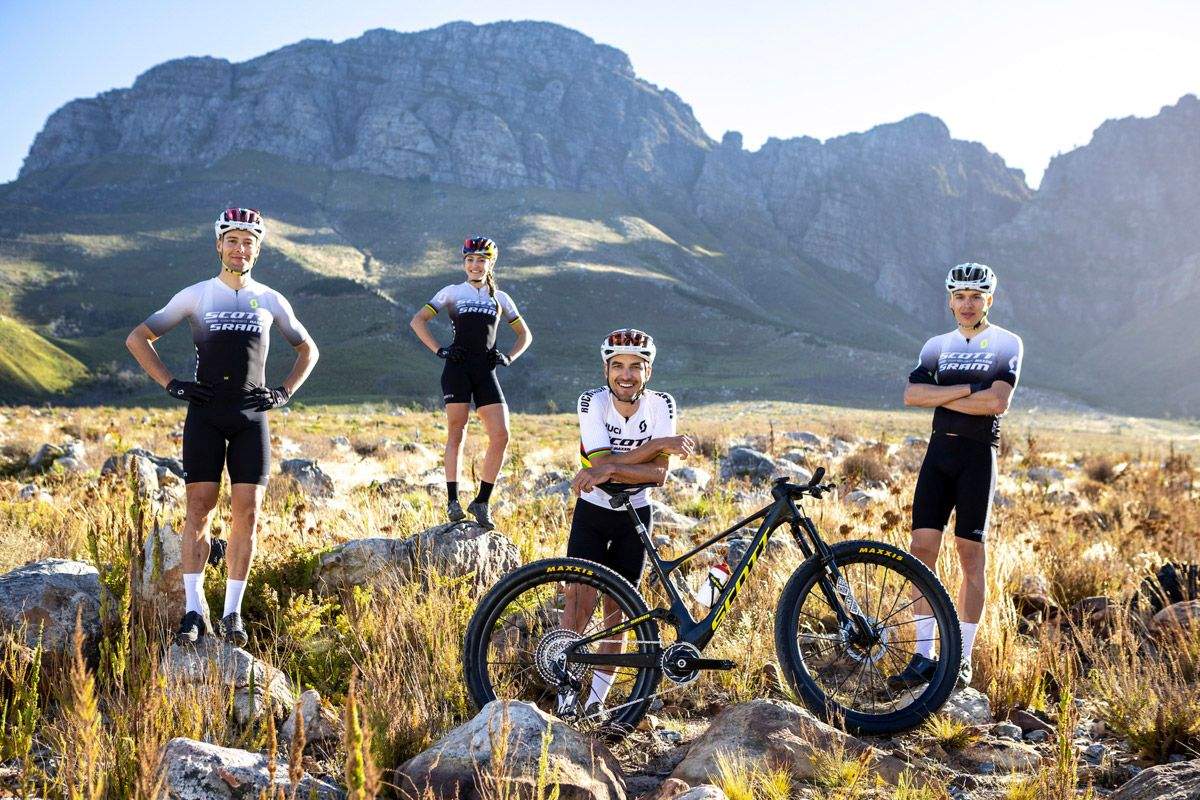 Así son los tres kits de ropa que van a tener en el Scott SRAM (16)