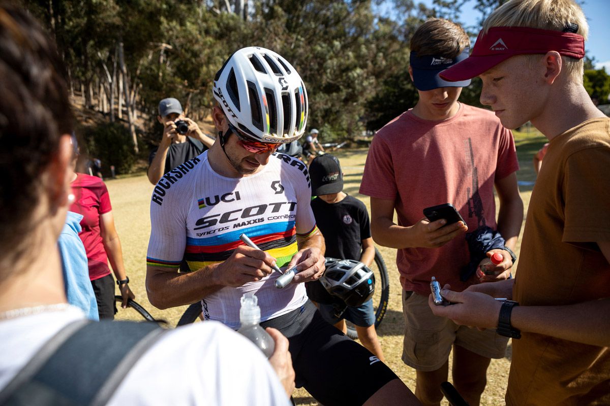 Así son los tres kits de ropa que van a tener en el Scott SRAM (55)
