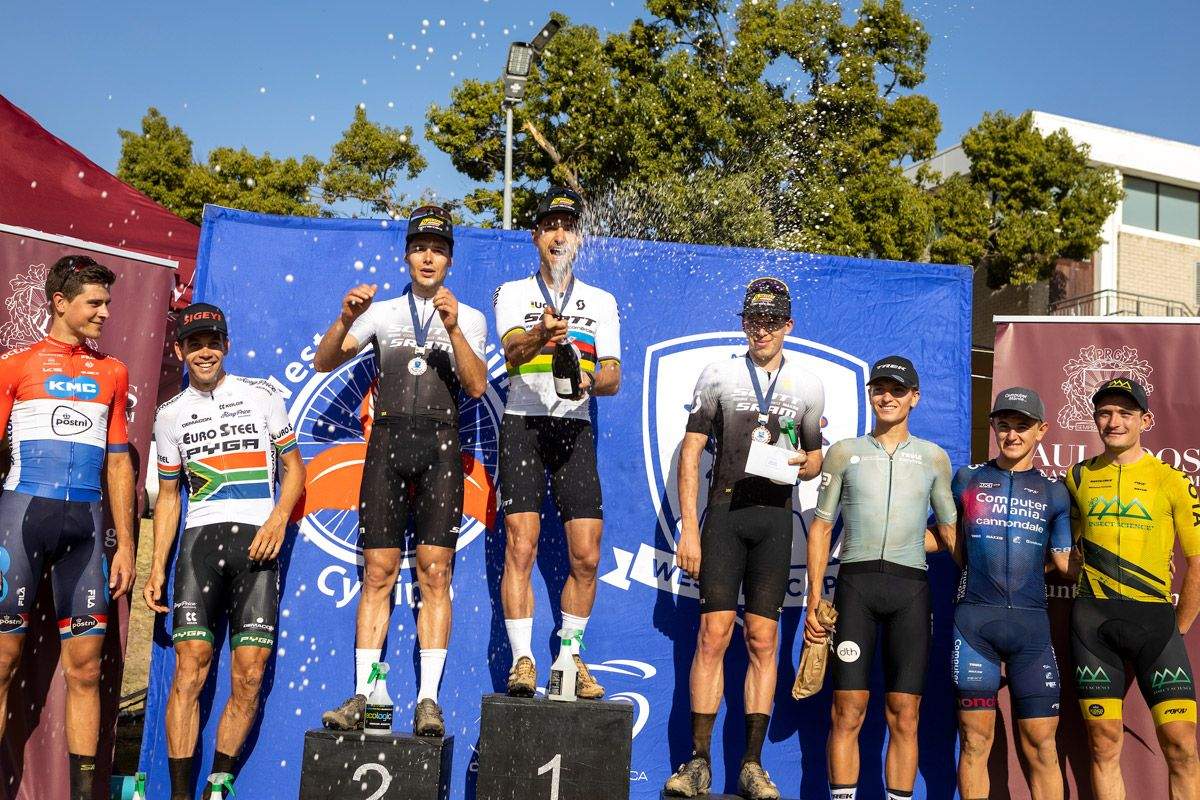 Así son los tres kits de ropa que van a tener en el Scott SRAM (57)