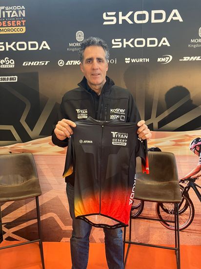 Miguel Indurain posando con el maillot del equipo Kosner - Saltoki Home