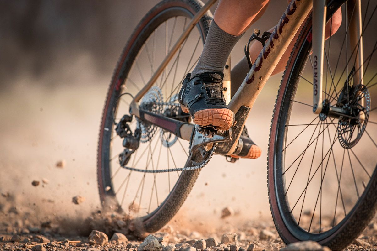 Udog presenta las zapatillas de gravel Distanza detalle accion