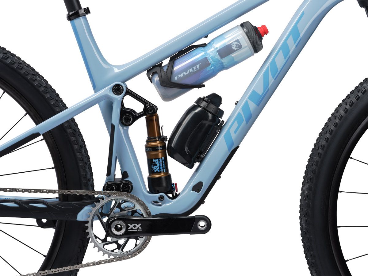Nueva Pivot Mach 4 SL. Más XC y con cambio de recorrido detalle bidones