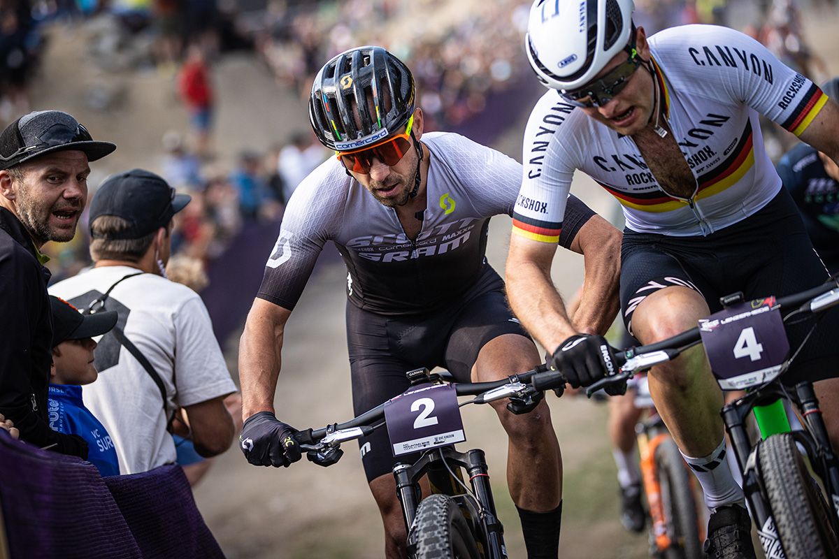 Nino Schurter compitiendo con la nueva colección 1