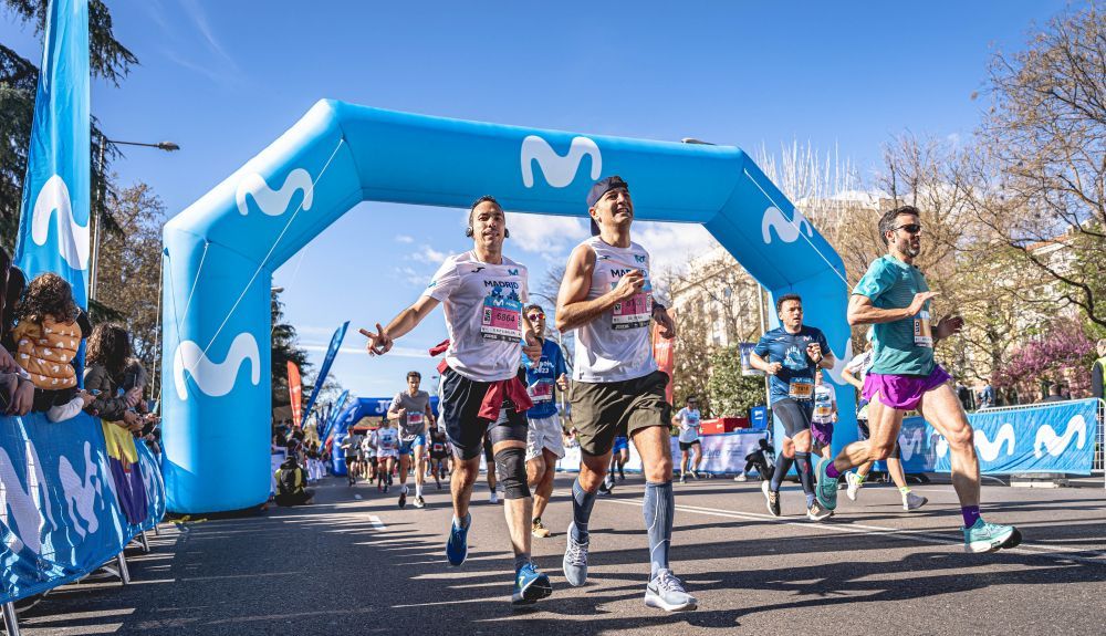 Corredores a punto de entrar en meta del Movistar Madrid Medio Maratón