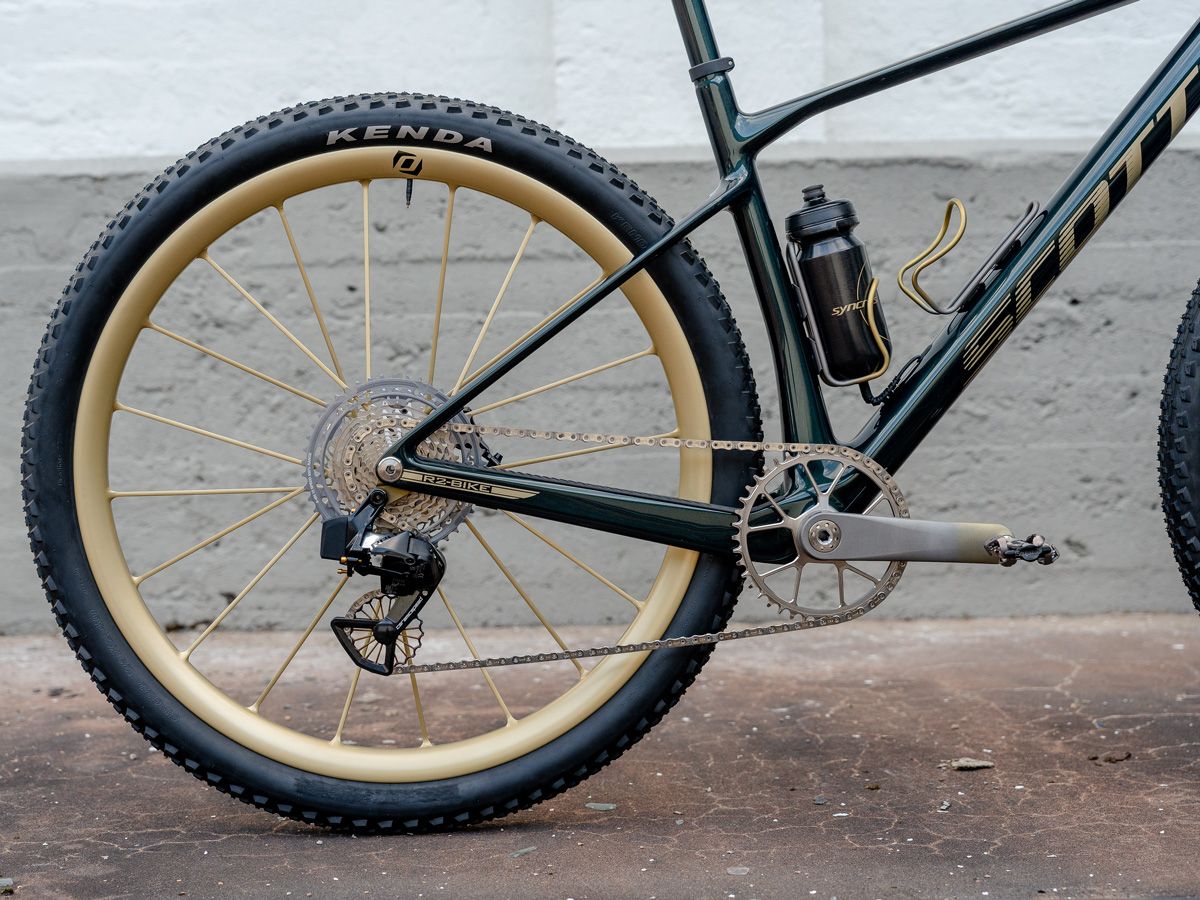 Cadena SRAM RED. Cassette: e*thirteen Helix Race Gravel 9-45T
