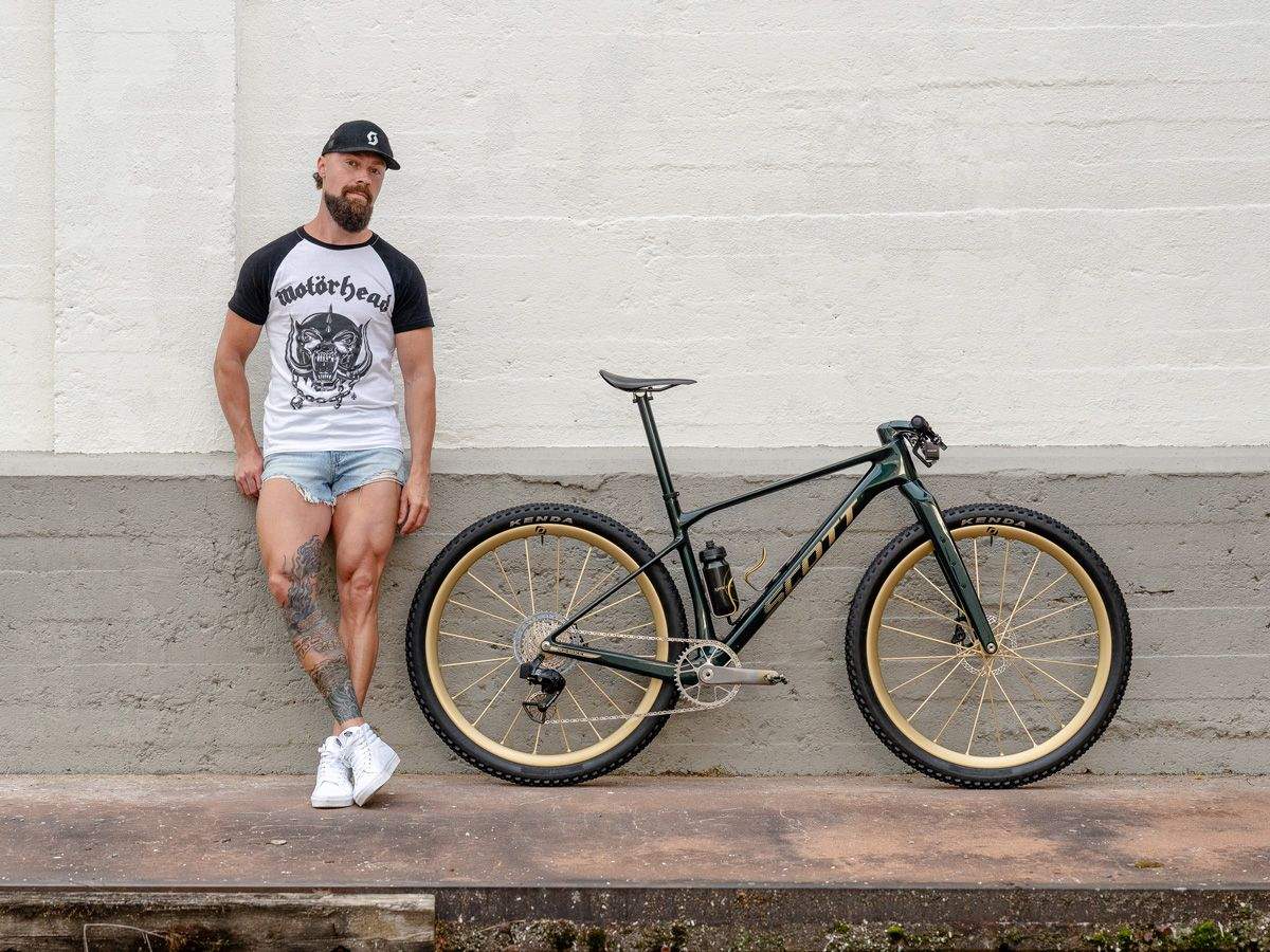 Dangerholm posando junto a la Scott Scale RC Super Gravel