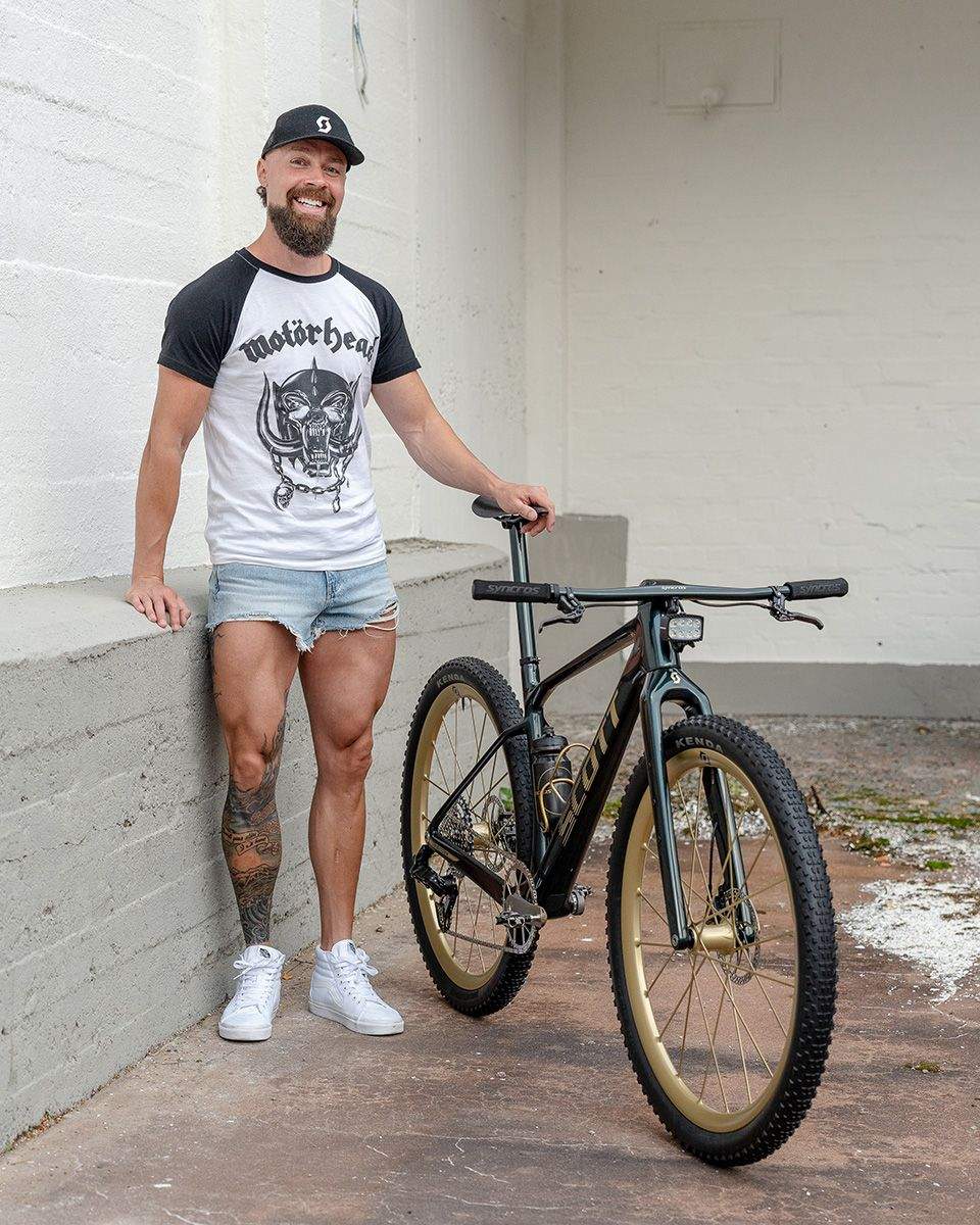Dangerholm posando con su Scott Scale RC Super Gravel