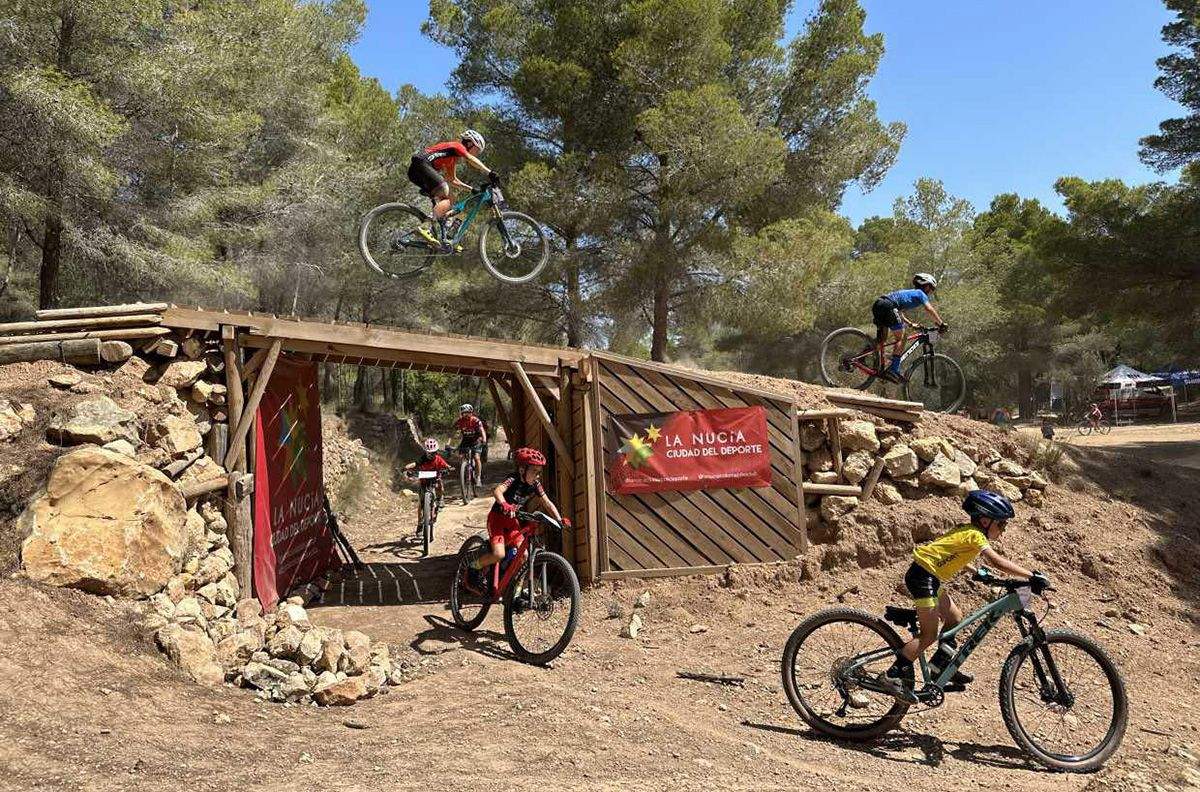 ESCUELAS DE MOUNTAIN BIKE. Aprendiendo con amigos. Para acelerar el proceso de aprendizaje es muy recomendable apuntar al niño/a a una escuela de Mountain Bike. Incluso pueden ir con los padres y aprender técnicas en conjunto. Cada vez son más numerosas y no será complicado encontrar una cercana a cada localidad.
