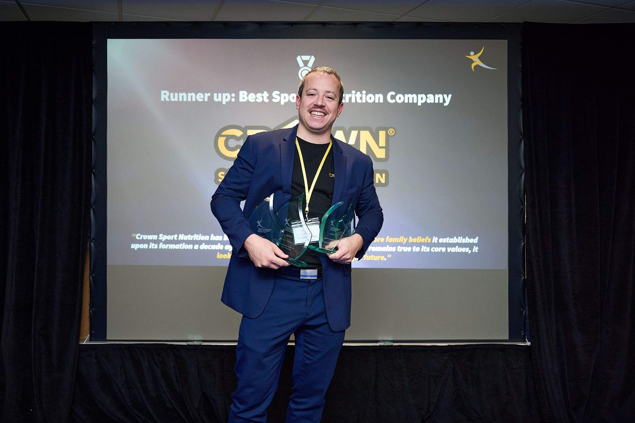 Pol Gieco Villegas CEO Crown Sport Nutrition posando con los 4 premios Pol Gieco Villegas CEO Crown Sport Nutrition posando con los 4 premios