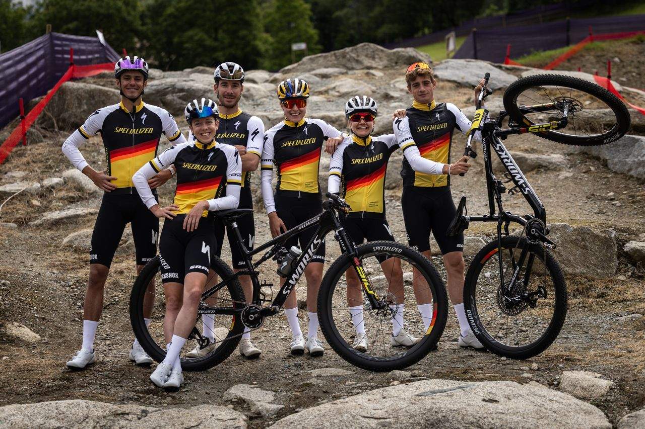 Specialized celebra sus 50 años de historia con esta equipación retro (2)