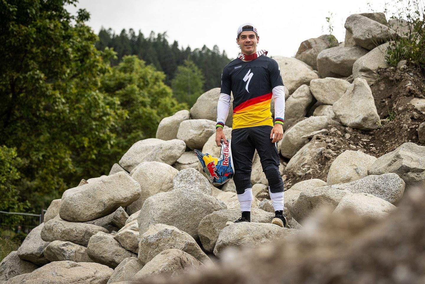 Specialized celebra sus 50 años de historia con esta equipación retro (5)
