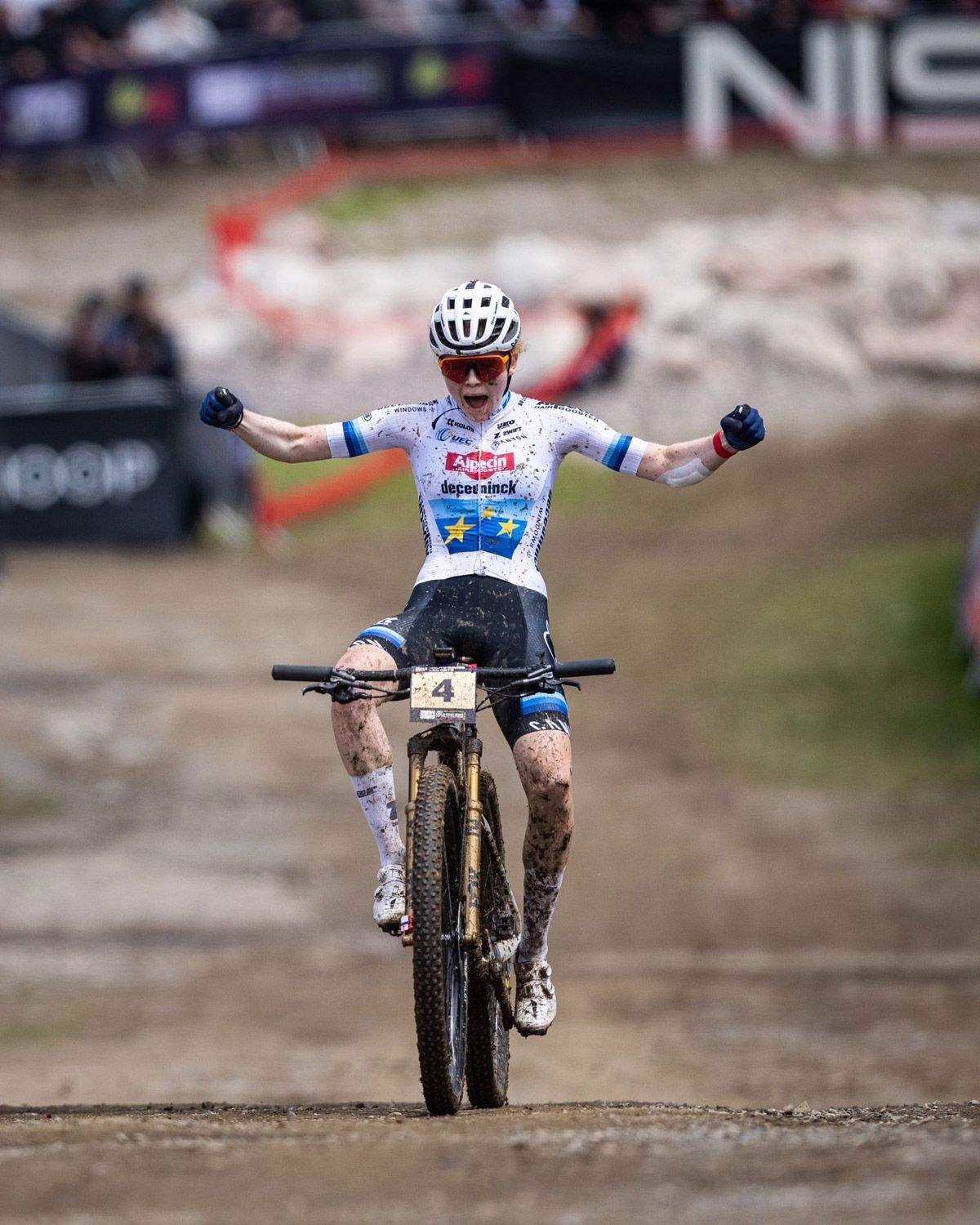 Puck Pieterse ganando XCO Les Gets