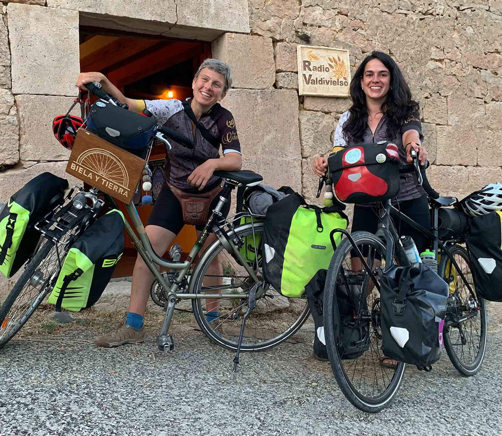 Nuestras guias Ana y Edurne de Biela y Tierra Nuestras guias Ana y Edurne de Biela y Tierra
