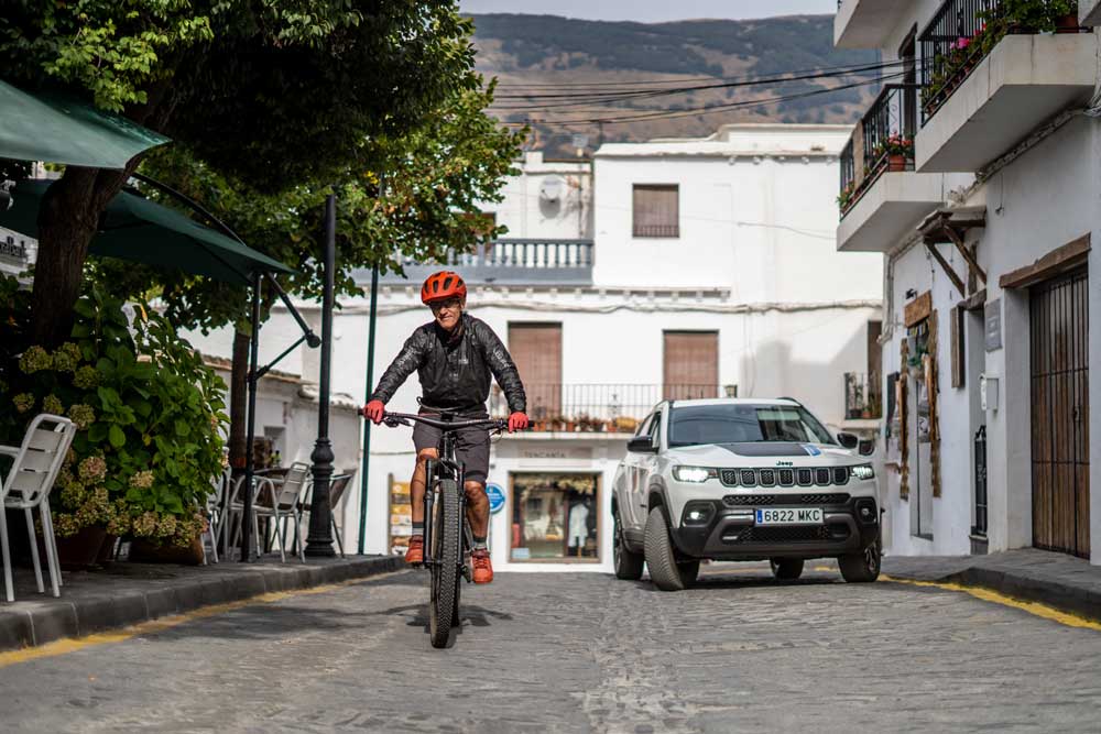 Las calles de Carihuela bien merecen un buen paseo en bici