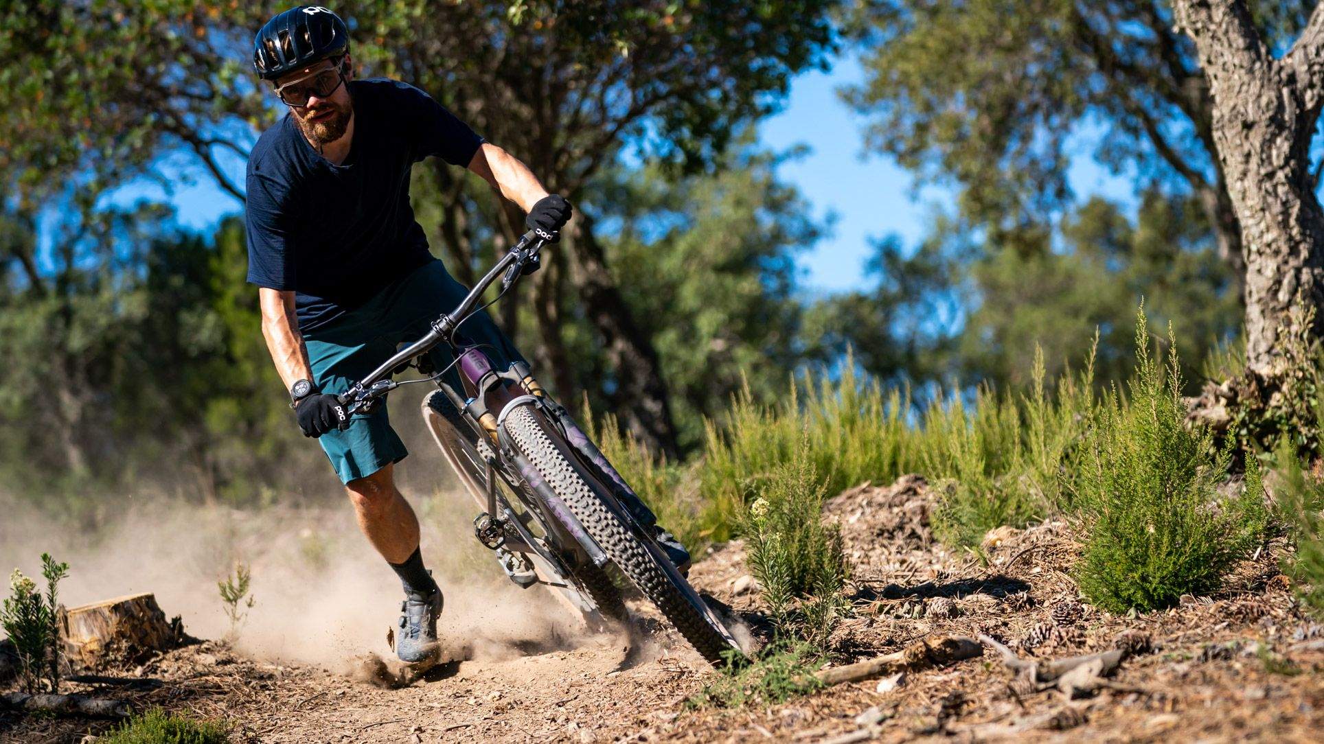 Cómo mantener el control de la rueda delantera en las bajadas con la bici