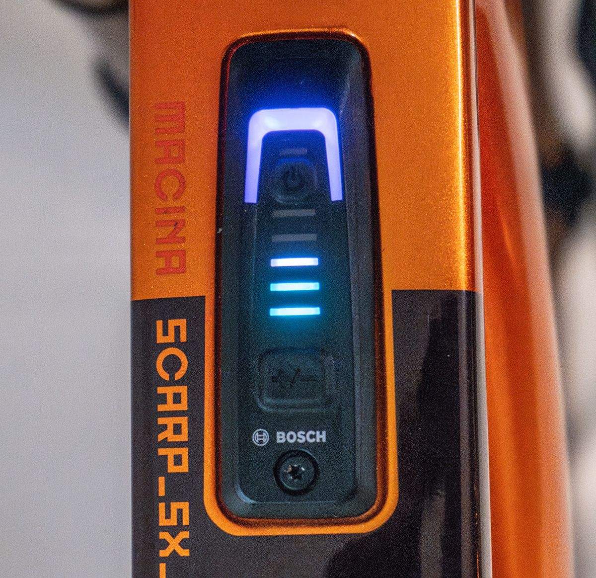 El System Controller de Bosch en el tubo diagonal nos permitiría tanto encender como usar los diferentes modos desde este lugar sin fallar el Mini Remote del manillar. Además, siempre nos tiene informados del modo utilizado en cada momento y de la batería restante gracias a sus 5 barras de Led.