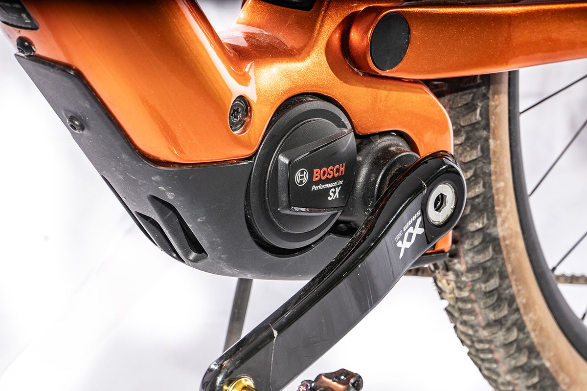 No es el más compacto, de hecho, es el más voluminoso entre los motores de eMTB Light, pero el SX juega en otra categoría con un fucionamiento predecible y con bastante potencia.