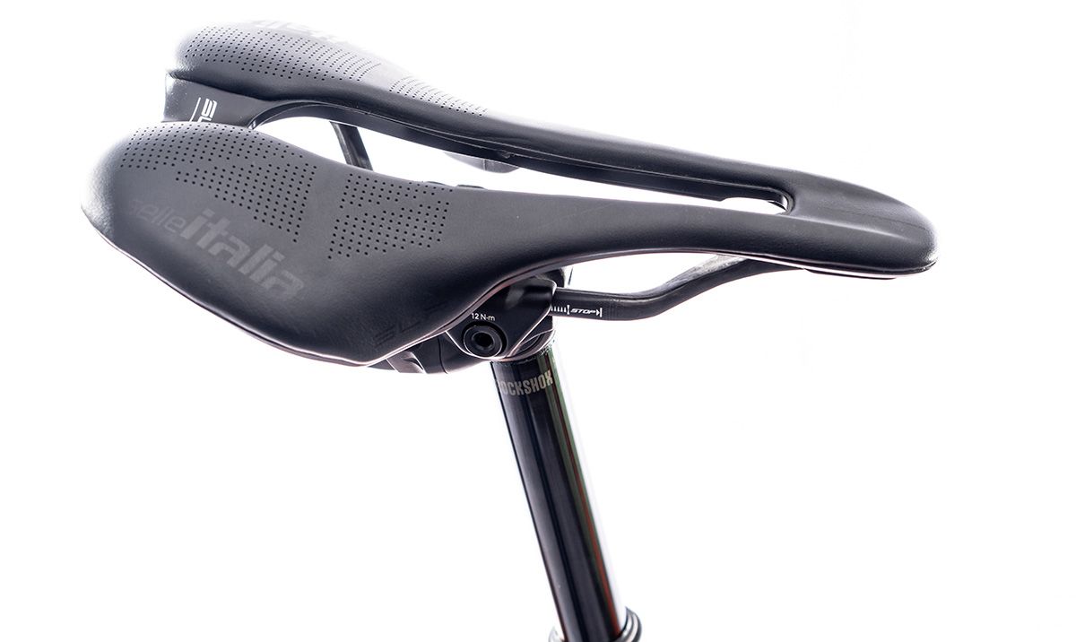El sillín Selle Italia SLR de fibra de carbono es el máximo exponente de la marca italiana y encaja perfectamente con la tija RockShox Reverb AXS inalámbrica con mando Pod en el manillar.