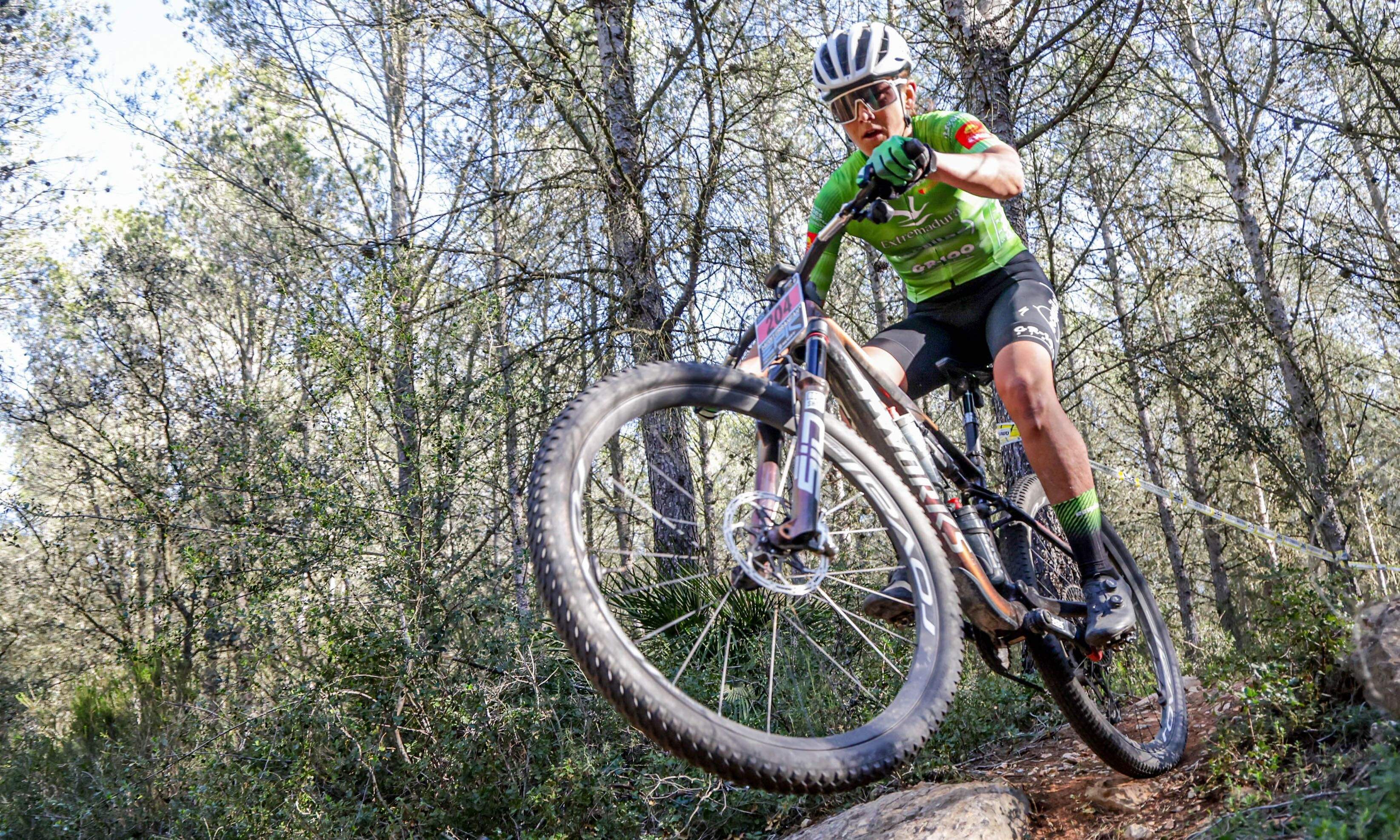 Natalia Fischer saltando con su S-Works Epic 8 © Canofotosport