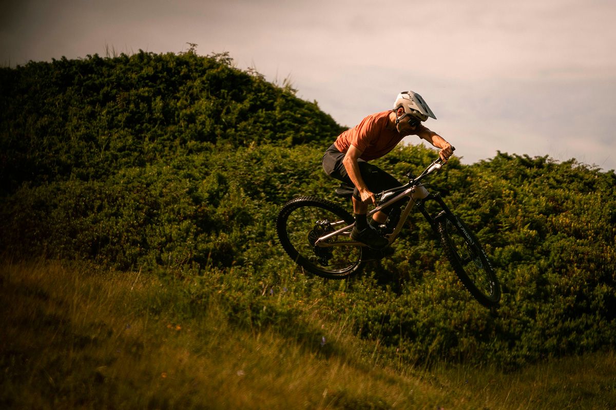 met revo mips mtb helmet action lifestyle 35 met revo mips mtb helmet action lifestyle 35