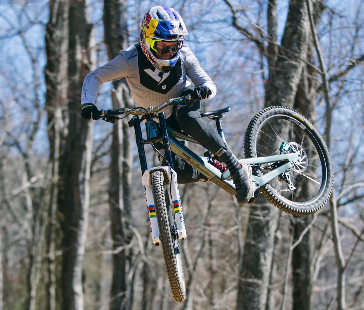 La campeona del mundo de descenso, Valentina Höll, compite con pedales Time Xysto 