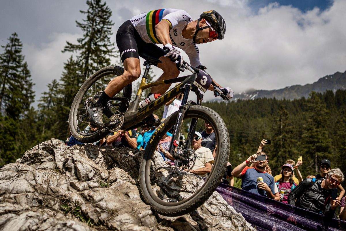 Nino Schurter haciendo historia sobre su Scott Spark RC World Cup Evo
