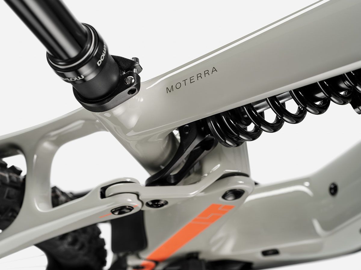 Amortiguador de muelle Fox que rinde 165mm de recorrido con 170mm delante, y configuración de ruedas Mullet, con trasera de 27,5".